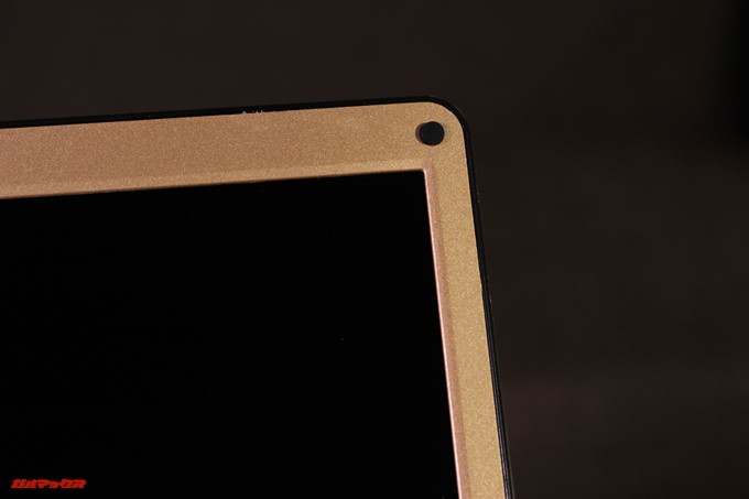 YEPO 737A Notebookのベゼルは比較的細いです。