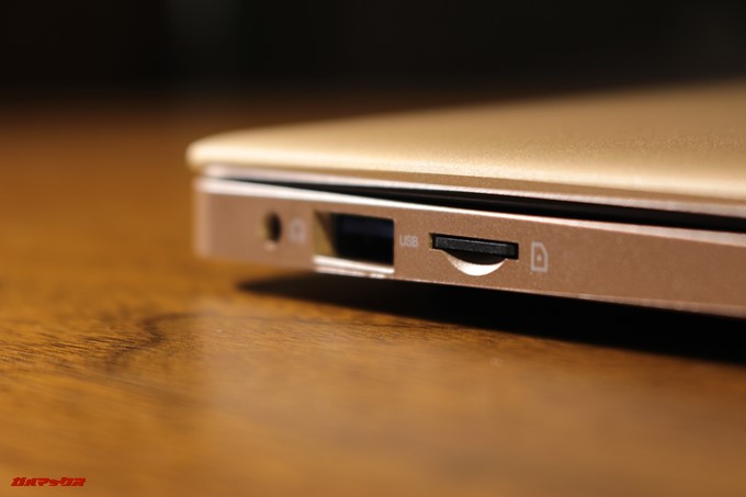 YEPO 737A Notebookに搭載されているMicroSDスロットは飛び出さない仕様で容量をMicroSDで増やす際も挿しっぱなしで利用できます。