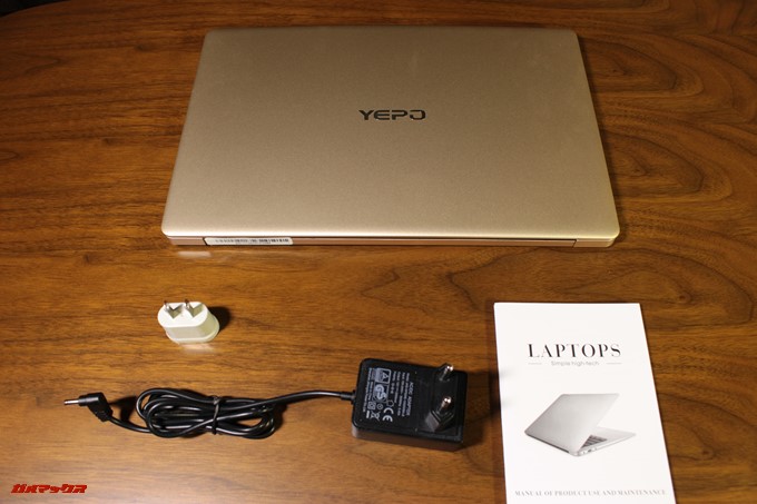 YEPO 737A Notebookの同梱物はシンプルな内容で簡易説明書、充電器、日本のプラグで利用できる変換アダプターが付属していました。