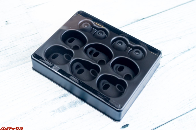 イヤーフックは4種、イヤーピースは3種付属しています。