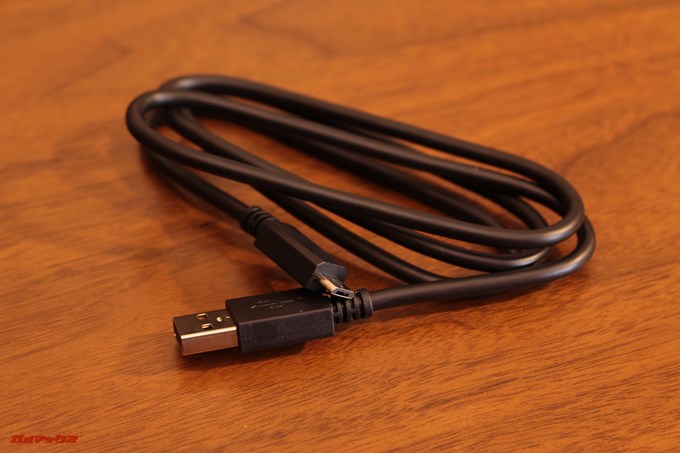 BOSE SoundLink Revolveに付属する充電ケーブルは1Mで十分な長さです