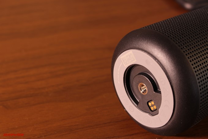 BOSE SoundLink Revolveのそこには三脚穴があるので直接三脚を固定できます。