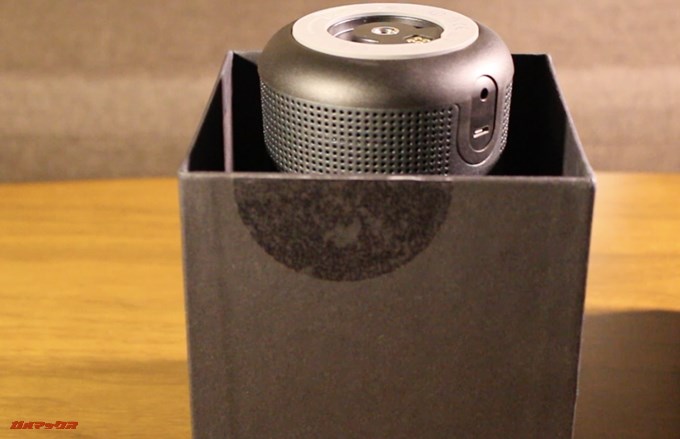 BOSE SoundLink Revolveの蓋は長いほうが蓋です。