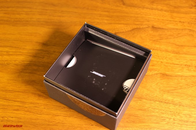 BOSE SoundLink Revolveの底部分にはアクセサリー類が詰まっています。