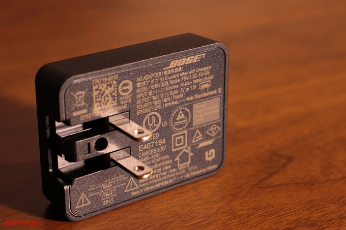 BOSE SoundLink Revolveの充電器にも21ヶ国語で記載されています。