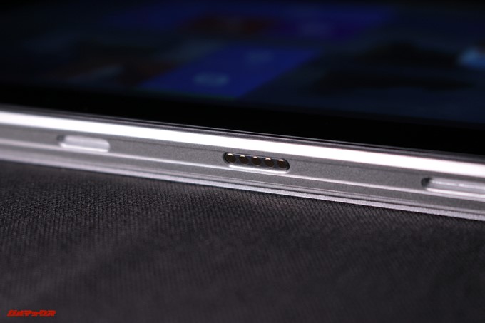 Jumper EZpad 6 Plusのディスプレイ下部にはキーボードをドッキングする端子が備わっています