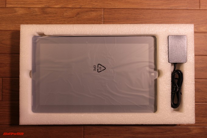 Jumper EZpad 6 Plusは海外からの輸送となるのでしっかりした梱包は好印象です