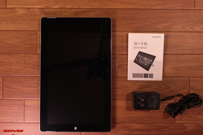 Jumper EZpad 6 Plusの同梱物は本体以外に簡単な説明書と充電器のみ