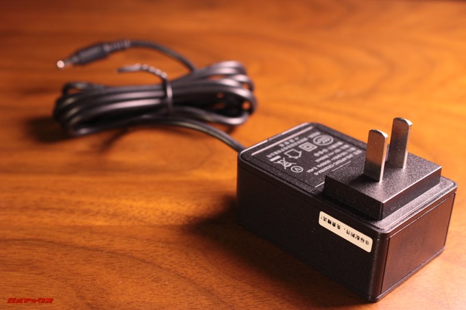 Jumper EZpad 6 Plusに付属の充電器は日本のコンセントに直接差し込める計上です。