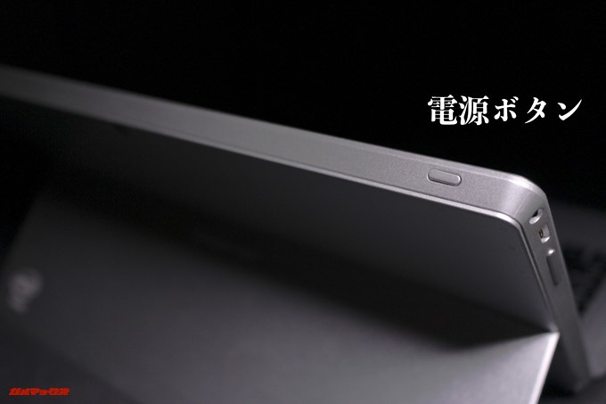 Jumper EZpad 6 Plusはディスプレイ側の本体に電源ボタンが備わっています。