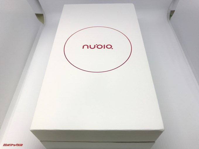 nubia Z17 liteの外箱は真っ白な外観に赤色が差し色の美しい箱です