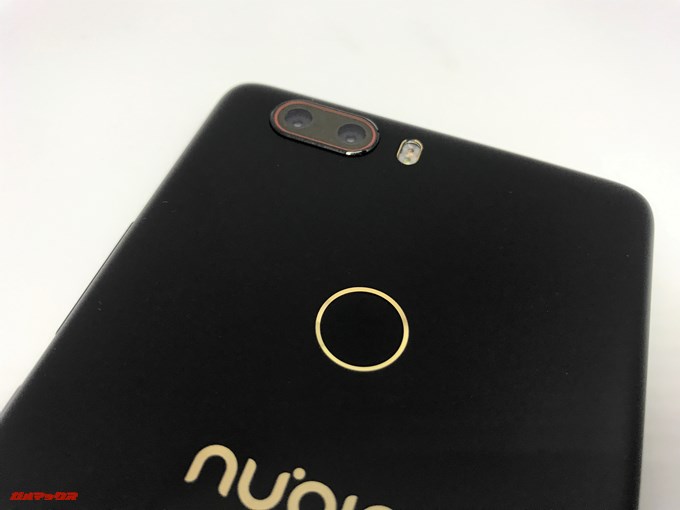 背面上部には指紋認証センサーとダブルレンズカメラ