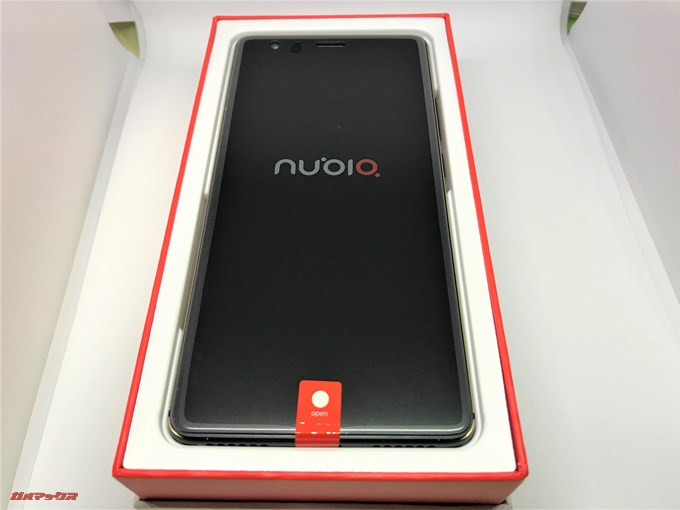 nubia Z17 liteの外箱を開けるとドーンと本体が入っています。