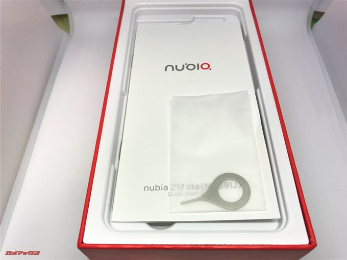 nubia Z17 liteの箱に入っている本体を取り外すと下側にSIM品や取扱説明書が入っています。