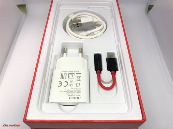 nubia Z17 liteの付属品は最下部に美しく同梱されていました