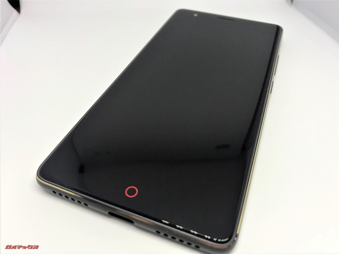nubia Z17 liteは画面外にナビゲーションキーが搭載されておりセンサー式なのでツルッとした外観です。