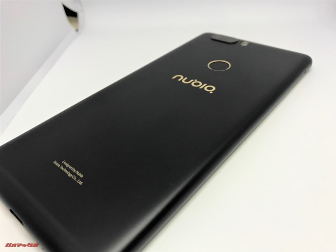背面にはnubiaのロゴ