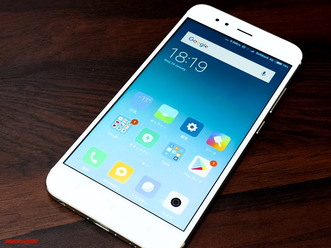 Xiaomi Mi 5Xのディスプレイ側は非常にシンプルな造りでゴールドカラーはベゼルがホワイトでした。指紋が付着しにくいカラーでGood