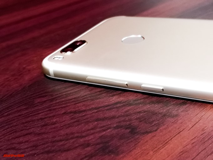Xiaomi Mi 5Xの側面にはボリュームキーや電源ボタンが並んでいます