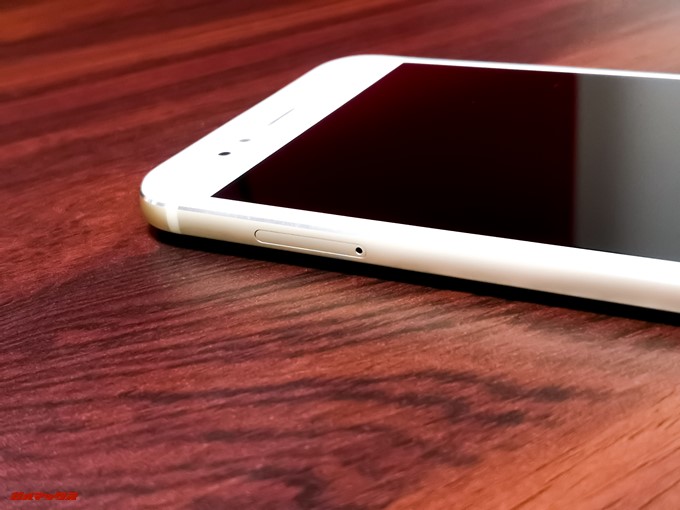 Xiaomi Mi 5XのSIMトレイは2枚のSIMを挿入可能となっています