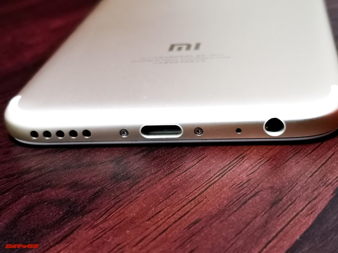 Xiaomi Mi 5Xの底面にはUSB Type-Cとスピーカー、イヤホン端子が備わっています。スピーカーはモノラルです