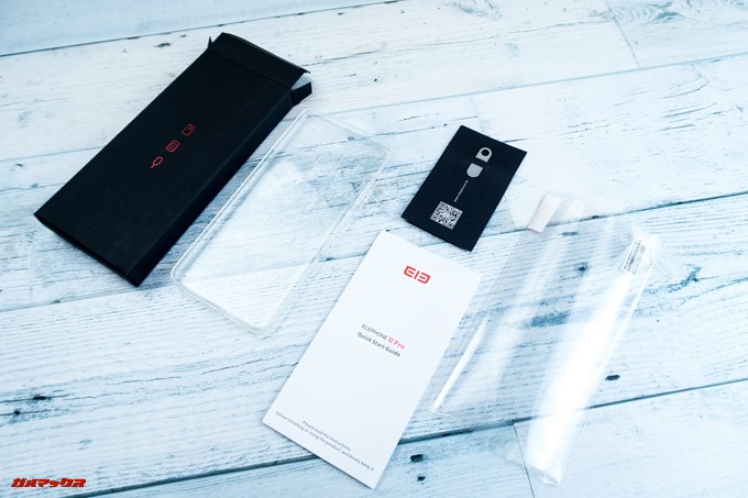 Elephone U Proの化粧箱に入っている薄いアクセサリーボックスを開けると保護系アクセサリーが入ってました