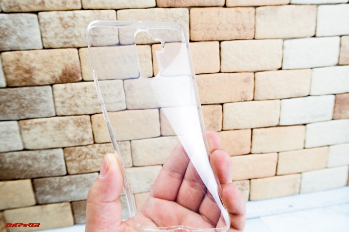 Elephone U Proに同梱のケースは柔らかいTypeで内側にドット加工が施されているので端末背面にペタリと張り付きません