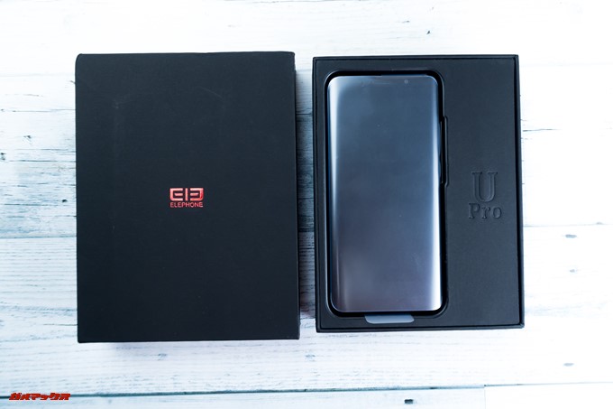 Elephone U Proの外箱をパカリと開けると上段には端末がどどーんと入っています