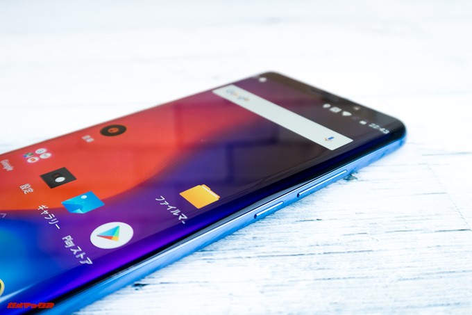 Elephone U Proは本体の右側にボリュームや電源キーが備わっているタイプです。