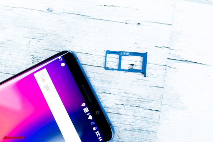 Elephone U ProのSIMスロットは2枚のSIMが挿入できる形状ですがスロット2はMicroSDと共用です