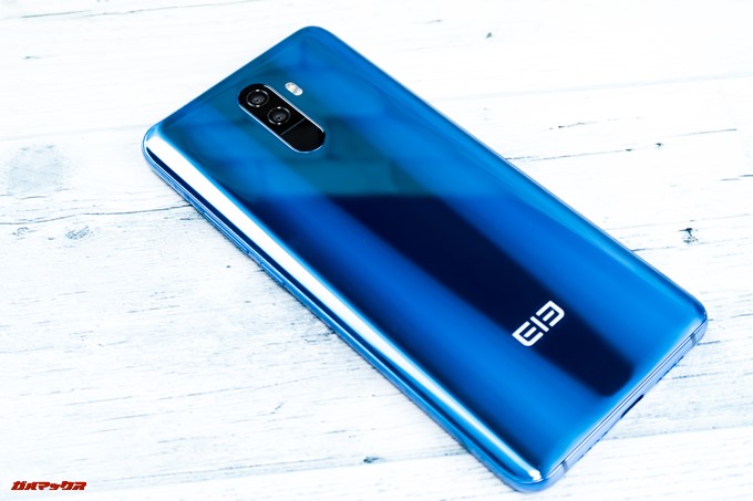 Elephone U Proの背面は流体の様な非常に美しい背面です