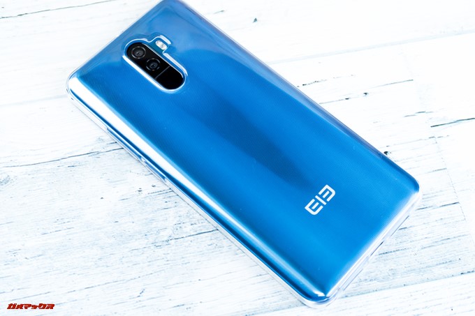 Elephone U Proに付属の保護ケースを装着すると少々大人し目になりますが、ドット加工でまた違った表情を楽しめます