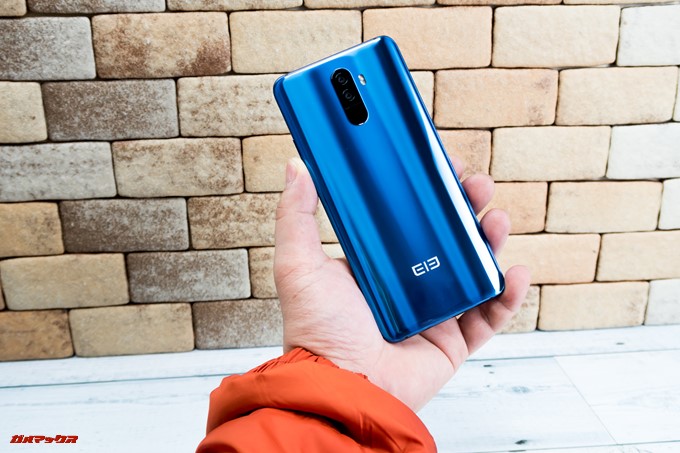 Elephone U Proは光の角度で背面の表情が変わります