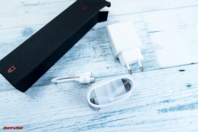 Elephone U Proの細長いアクセサリーボックスには充電器関係が入っていました
