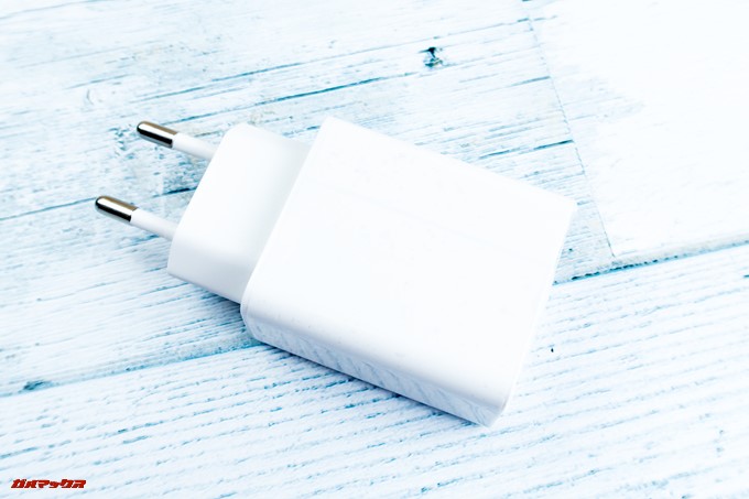 Elephone U Proに同梱されている充電器は日本のプラグとは異なる形状です