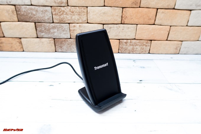 手持ちのワイヤレス充電器はスタンド型で使いやすいです