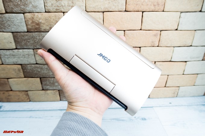 JMGO M6 Portable DLP Projectorは片手で持てるサイズ感です