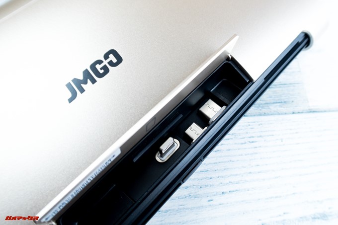 JMGO M6 Portable DLP Projectorのスタンド部には各種マグネット式の端子が収納されています