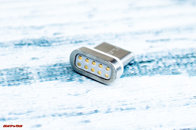 JMGO M6 Portable DLP Projectorに付属している端子側も磁石が内蔵されてます