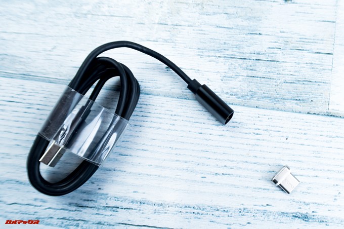 JMGO M6 Portable DLP ProjectorにUSB Cの先端を近づけてます