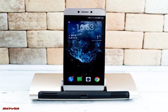 JMGO M6 Portable DLP Projectorの本体に備わっているスタンドは6型くらいまで対応しています