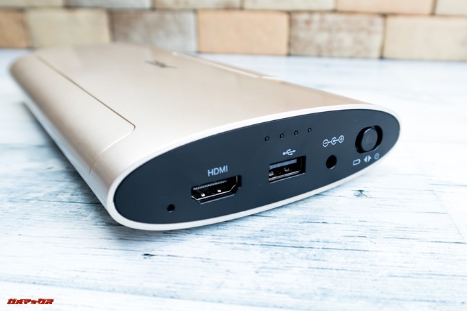 JMGO M6 Portable DLP Projectorは本体左側に端子類が集約されています