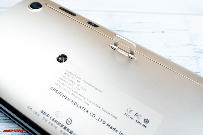 JMGO M6 Portable DLP Projectorの底面には卓上でも角度をつけることが出来るミニスタンドが備わってます