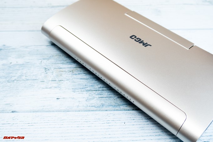 JMGO M6 Portable DLP Projectorの前面にはリモコンが内蔵されてます