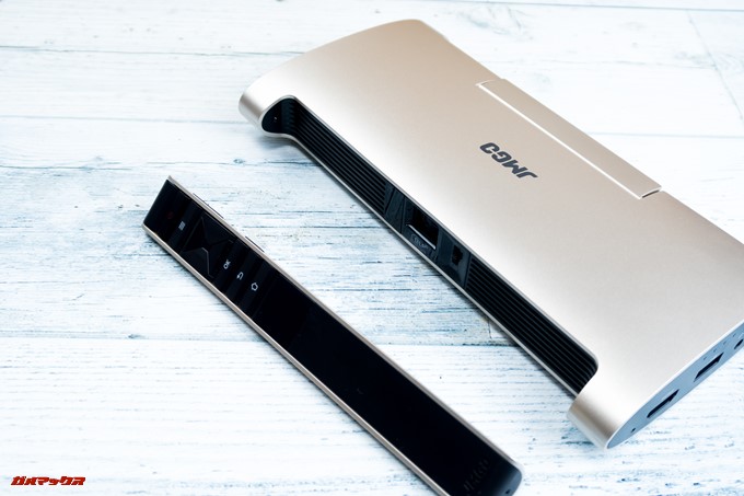 JMGO M6 Portable DLP Projectorに付属のリモコンを取り外すとプロジェクターの準備オッケー