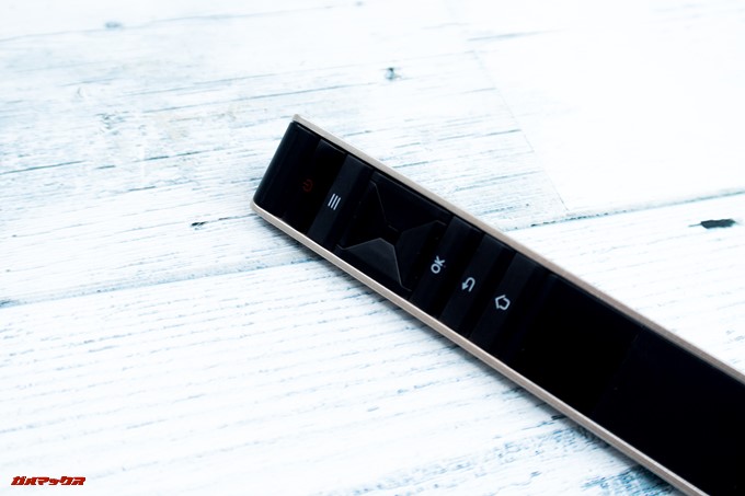 JMGO M6 Portable DLP Projectorにリモコンには各種操作ボタンが備わってます