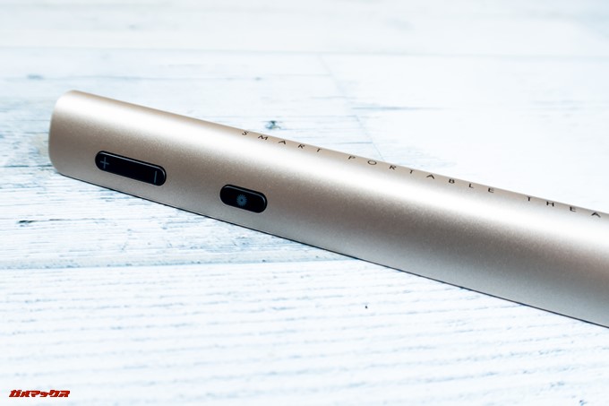 JMGO M6 Portable DLP Projectorのリモコン側面にはボリュームキーとレーザーポインターのボタンが付いてます