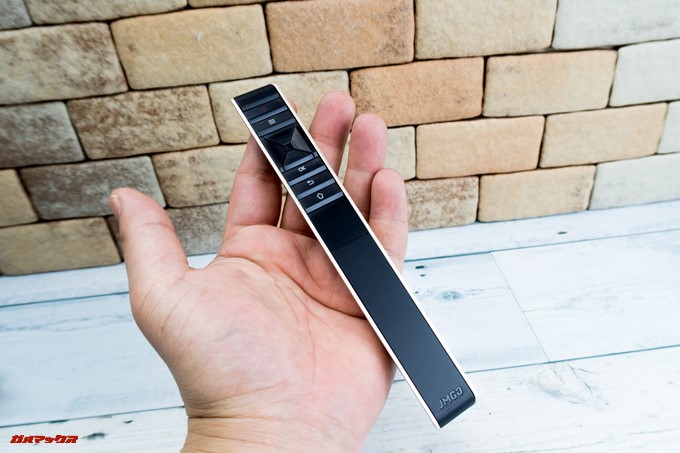 JMGO M6 Portable DLP Projectorのリモコンはスリムで縦長