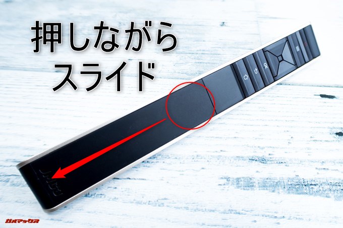 JMGO M6 Portable DLP Projectorのリモコンの中央を押し込みながらスライドすることで電池蓋を開けることが出来ます