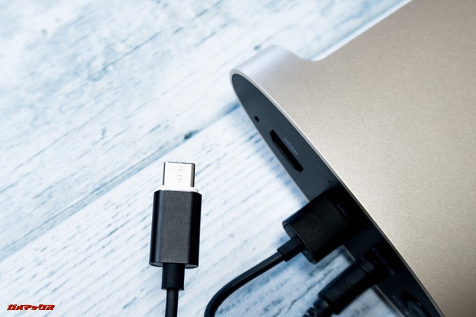 JMGO M6 Portable DLP Projectorに付属のUSBケーブルを接続